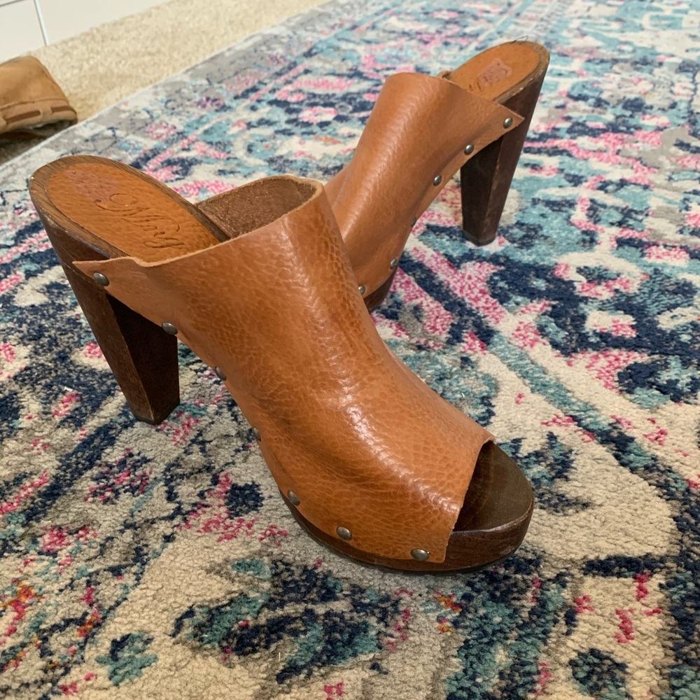 Mng leather heels with wooden heel